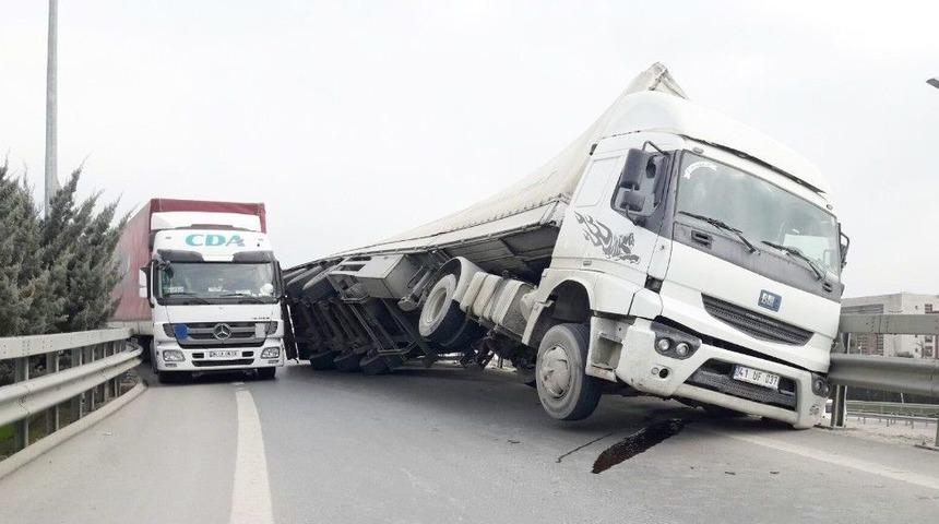 Tem Otoyolu Sultanbeyli Bağlantı Yolunda Tır Yan Yattı