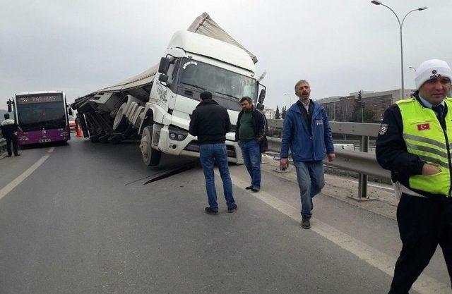 Tem Otoyolu Sultanbeyli Bağlantı Yolunda Tır Yan Yattı