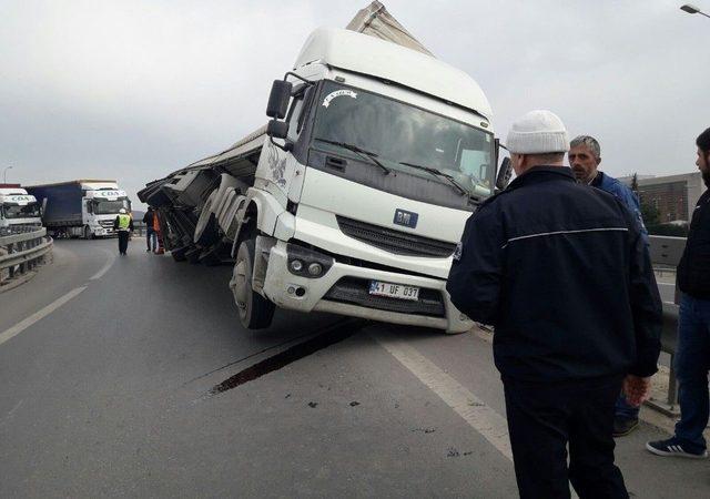 Tem Otoyolu Sultanbeyli Bağlantı Yolunda Tır Yan Yattı