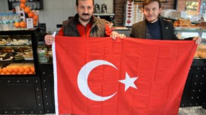 Gemlik Belediyesi Bayrak Dağıttı