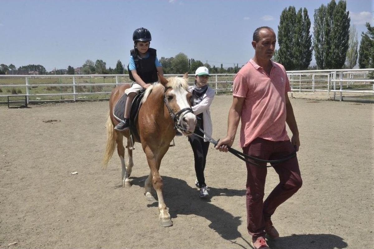 Adaptif Binicilik Programı S&uuml;r&uuml;yor