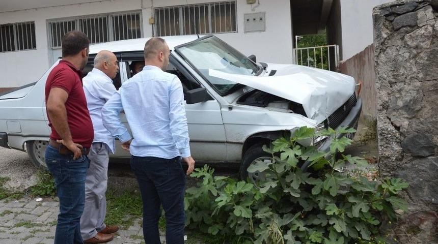 Yokuş İnen Otomobil Evin Duvarına &Ccedil;arparak Durabildi: 1 Yaralı