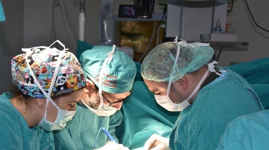 2 G&uuml;nl&uuml;k Bebeğe Başarılı Ameliyat