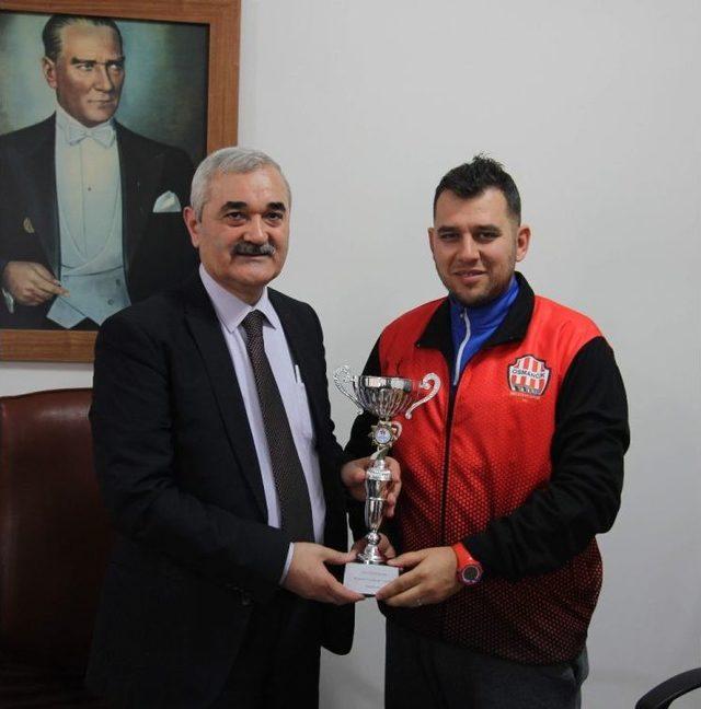 Başkan Karataş&rsquo;tan Başarılı Sporculara &Ouml;d&uuml;l 1