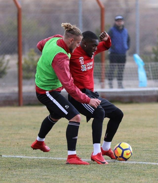 Sivasspor, Antrenman Ma&ccedil;ında U-21 Takımını Farklı Yendi 1