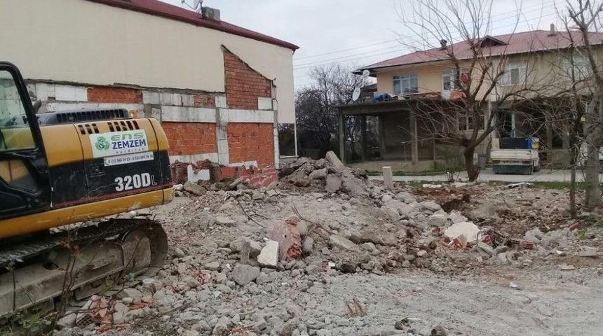 Metruk Binalar Tek Tek Yıkılıyor