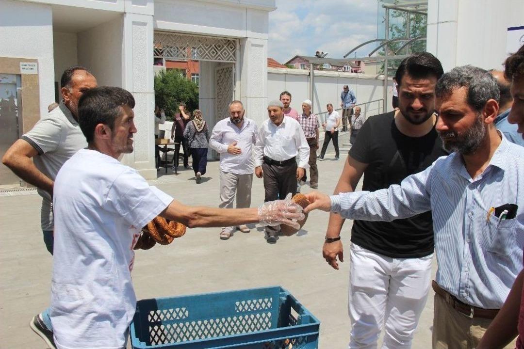 Erdoğan Hayranı Simit&ccedil;i, Se&ccedil;im Sonu&ccedil;larını 2 Bin 23 Simit Dağıtarak Kutladı