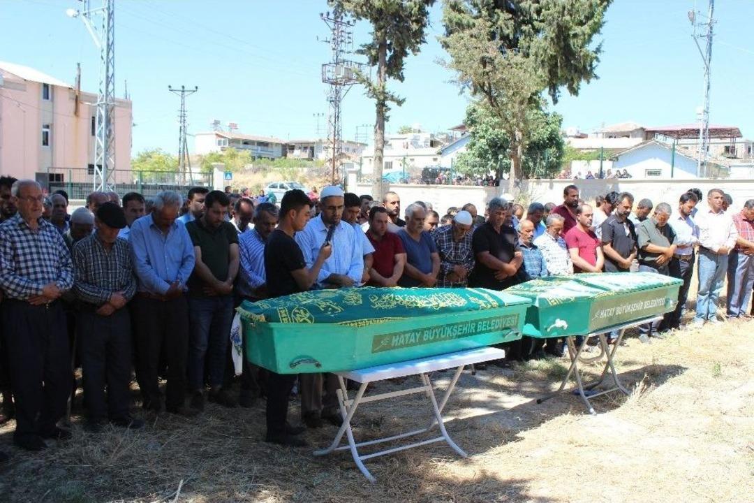 G&ouml;lette Hayatlarını Kaybeden Baba Ve 2 Kızı Defnedildi