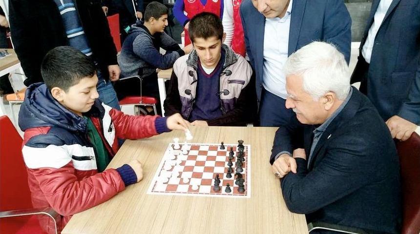 Başkan Toprak Gen&ccedil;lerle Bir Araya Geldi