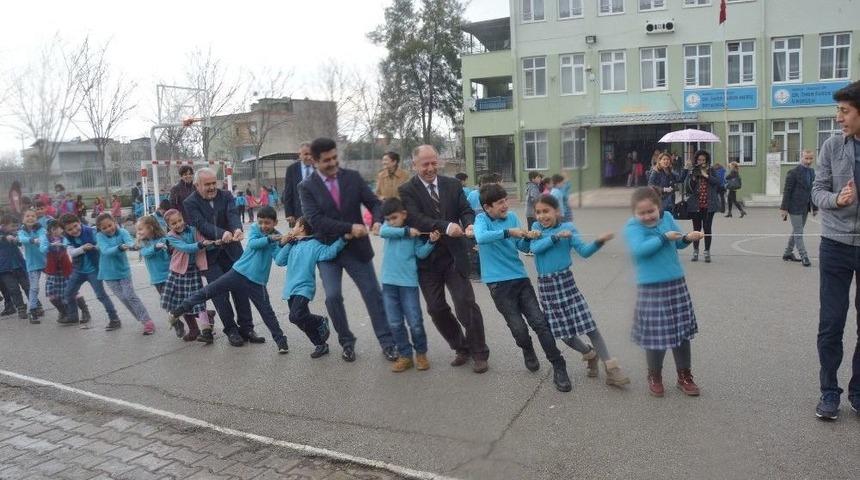 Protokol Ve &Ouml;ğrenciler Halat &Ccedil;ekerek Eğlendi