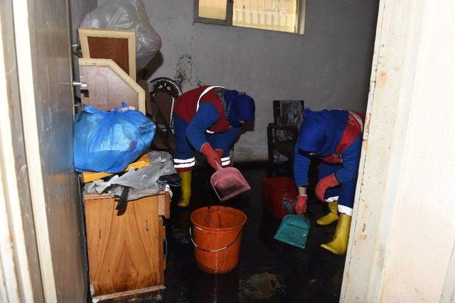 Evini Su Basan Vatandaşa Belediye Ekipleri Yardım Etti 1