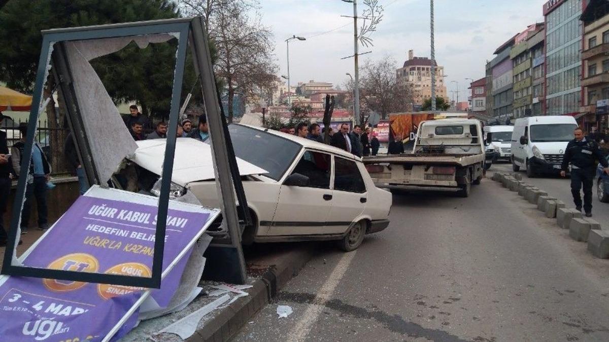 Dur İhtarına Uymayan S&uuml;r&uuml;c&uuml; Kaldırıma &Ccedil;ıkıp Panoya &Ccedil;arptı