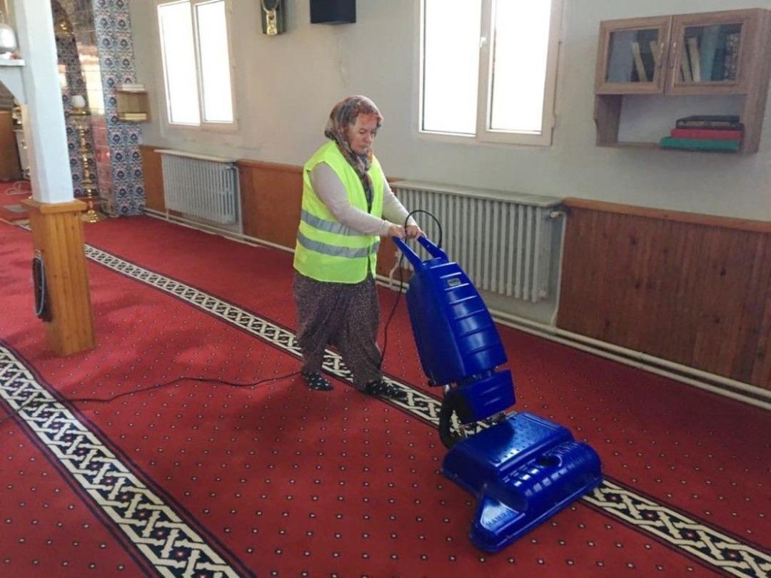 Seyitgazi Belediyesi Cami Temizlik &Ccedil;alışmalarını S&uuml;rd&uuml;r&uuml;yor