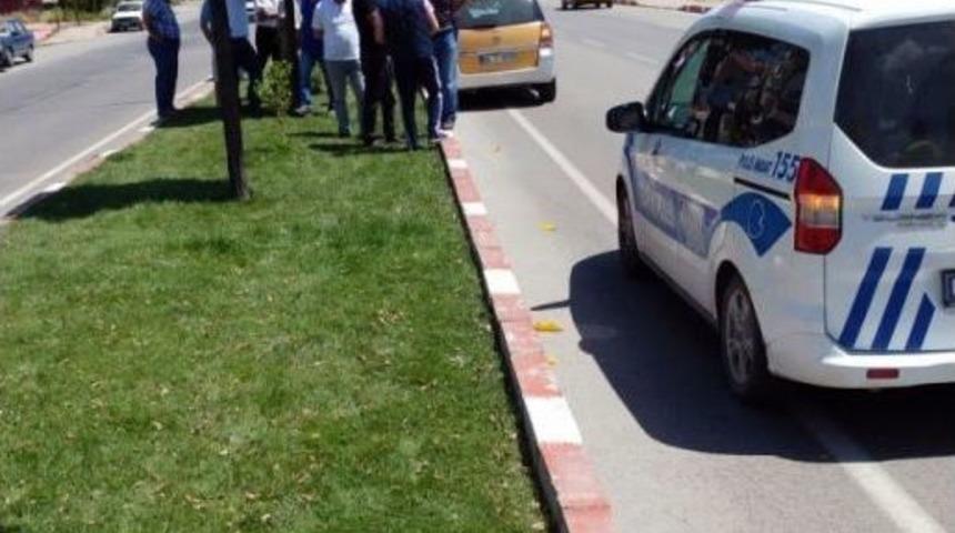 Taksinin &Ccedil;arptığı Şahıs Hastanede Hayatını Kaybetti