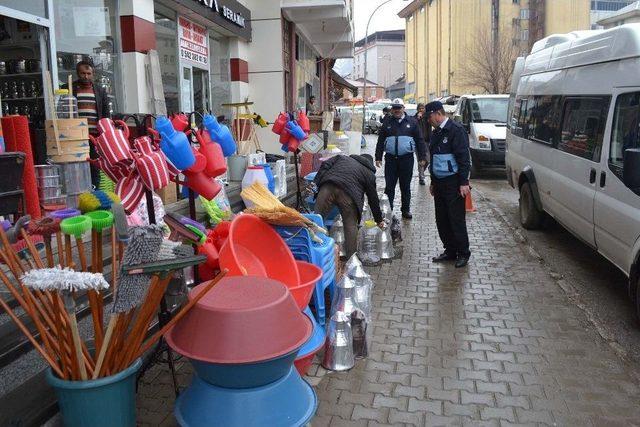 Zabıta Ekipleri Kaldırım İşgaline Taviz Vermiyor