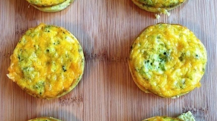 Cheddar Peynirli, Brokolili ve Yumurtalı Muffin