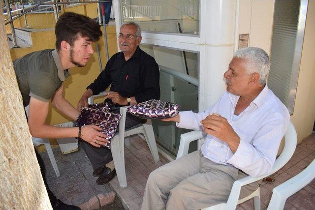 Gönüllü Gençler Yaşlıların Gönlünü Aldı