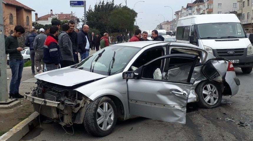 &Uuml;nye&rsquo;de 2 Otomobil &Ccedil;arpıştı: 3 Yaralı