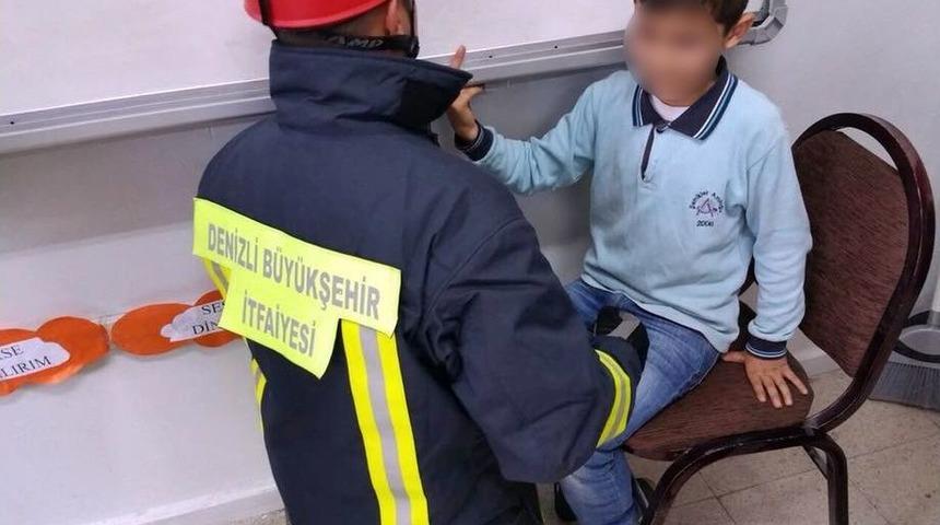 Parmağı Akıllı Tahtaya Sıkışan &Ouml;ğrenciyi İtfaiye Kurtardı