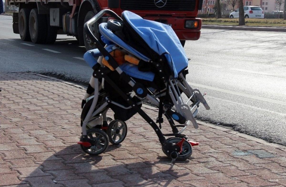 Karşıdan Karşıya Ge&ccedil;mek İsteyen Anne Ve 2 Yaşındaki &Ccedil;ocuğu Kazada Ağır Yaralandı