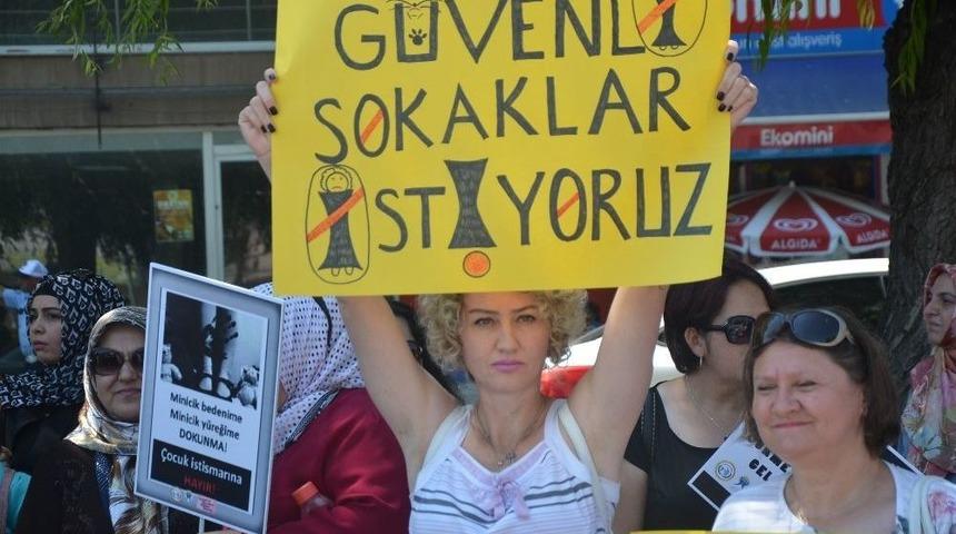 Kadınlar &Ccedil;ocuk İstismarına Tepkili