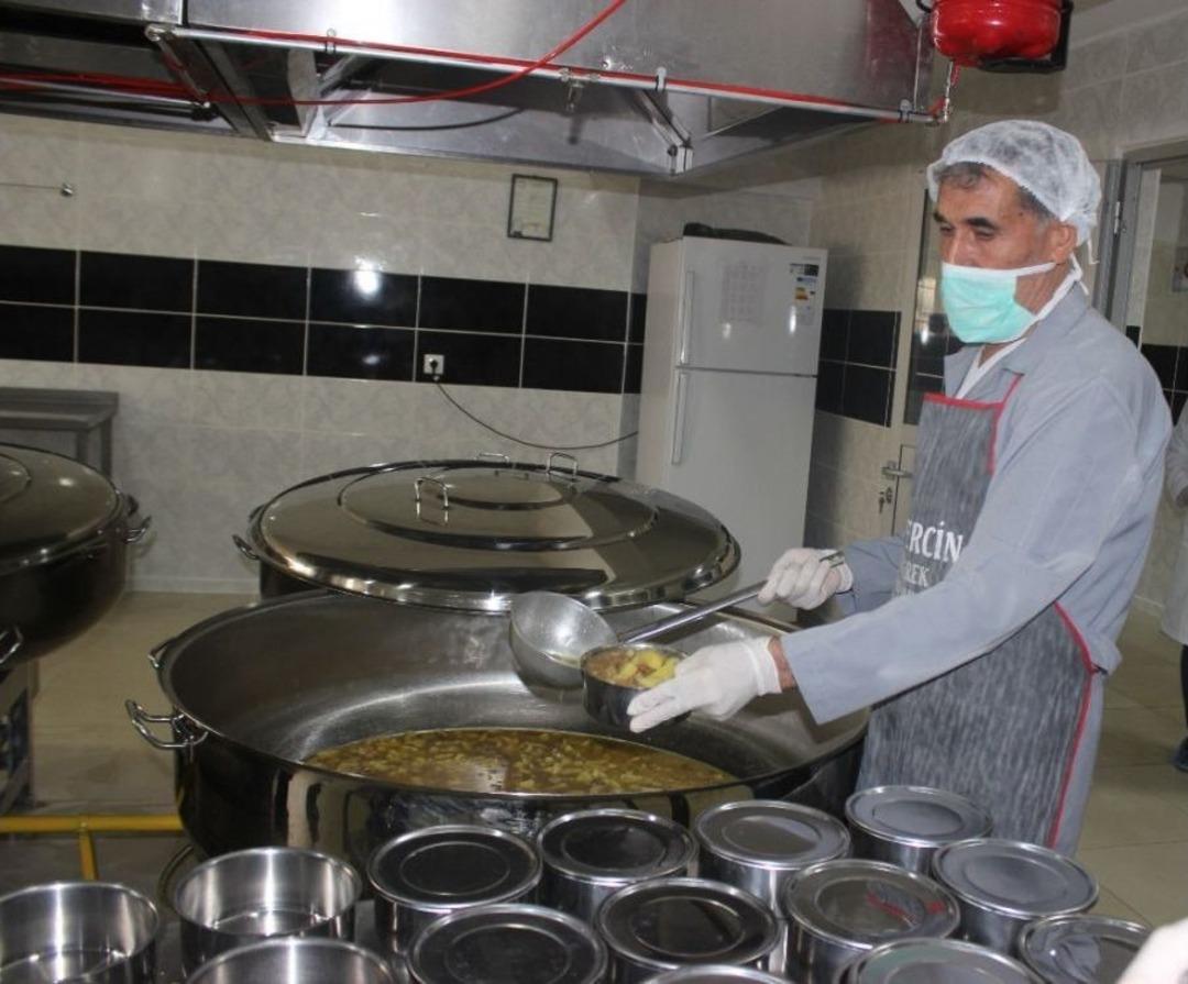 Yaşlı Ve Kimsesizlerin Sıcak Yemeği Kapılarına Gidiyor