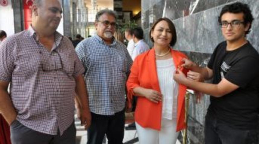 M&uuml;zeyyen Şevkin&rsquo;in Rozetini Eşi, Oğulları Ve Kardeşi Taktı