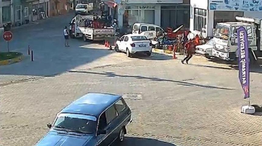 Paraları Sa&ccedil;an Koltuk Değnekli Hırsız, &Ouml;nce Şirket &Ccedil;alışanlarının, Sonra Da Polisin Elinden Kurtuldu