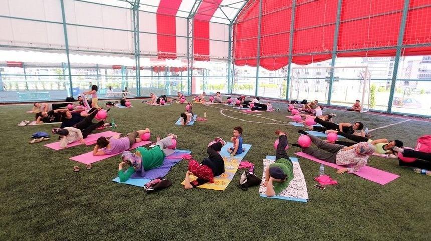 Merkezefendili Kadınlar Pilates Yapıyor