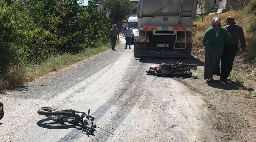 Motosiklet İle Kamyon &Ccedil;arpıştı: 1 &Ouml;l&uuml;, 1 Yaralı