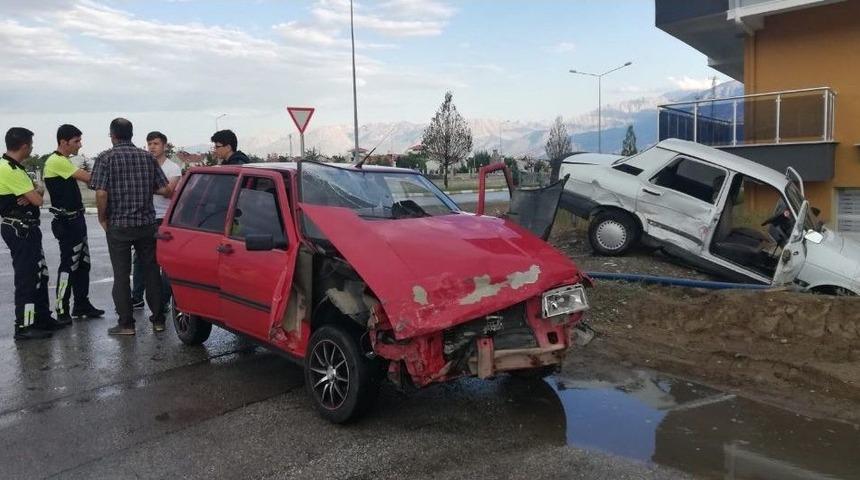 Erzincan&rsquo;da Trafik Kazası: 2 Yaralı