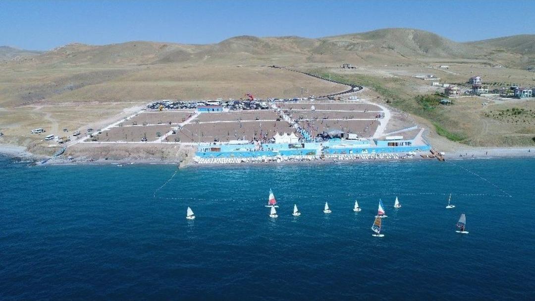 Van G&ouml;l&uuml;&rsquo;ne &lsquo;mavi Bayrak&rsquo;