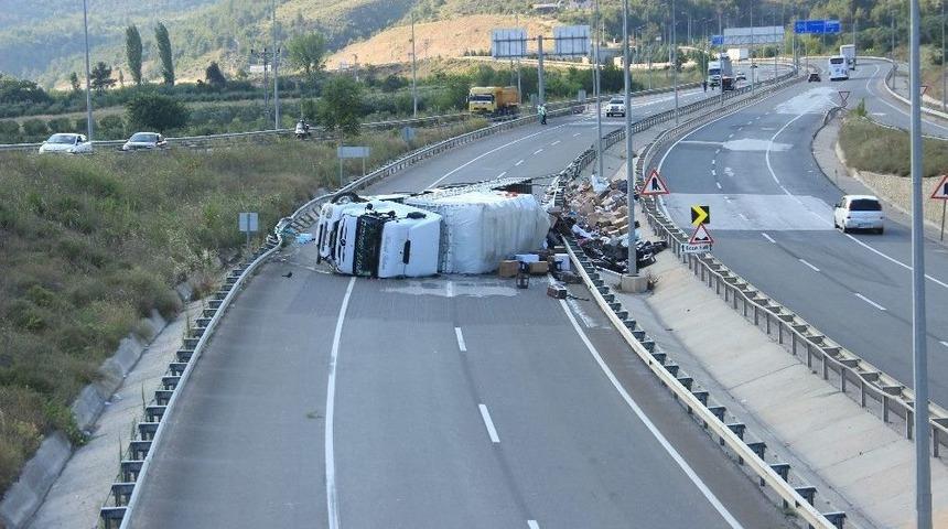 Duble Yolda Plastik Malzeme Y&uuml;kl&uuml; Tır Devrildi