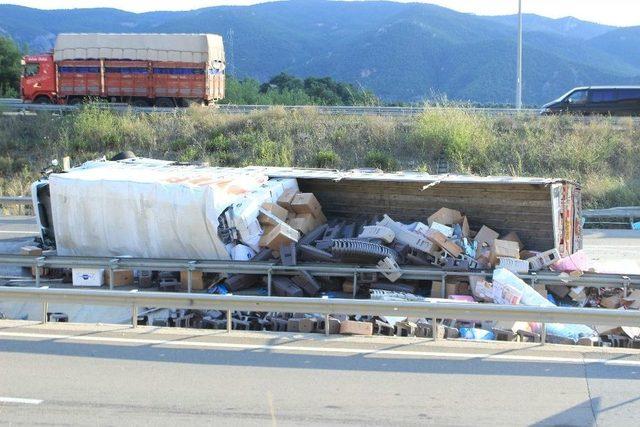 Duble Yolda Plastik Malzeme Yüklü Tır Devrildi 1