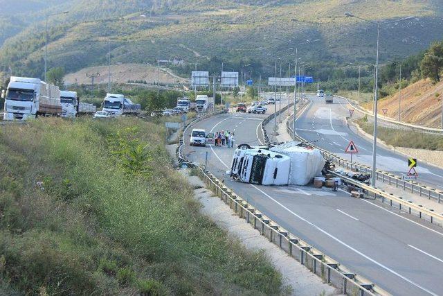 Duble Yolda Plastik Malzeme Yüklü Tır Devrildi 2