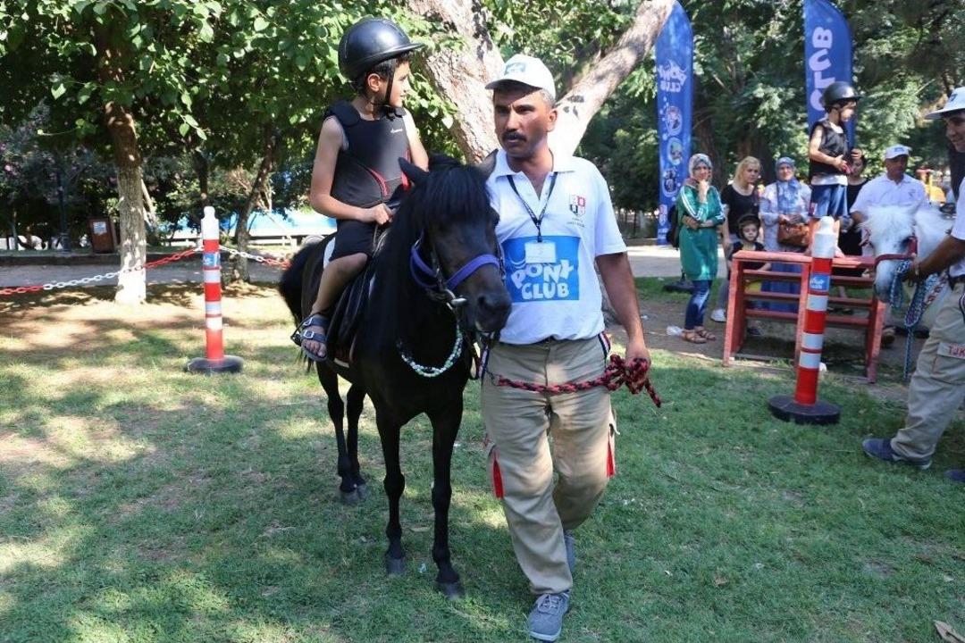 Atat&uuml;rk Parkı&rsquo;nda Pony Ş&ouml;leni