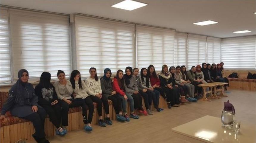 Vaiz Emine Sağlam&rsquo;dan &Ouml;ğrencilere &ldquo;kur&rsquo;&acirc;n&rsquo;ı Anlamak" &Uuml;zerine Sohbet