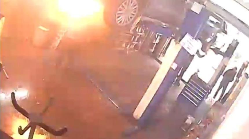 (&ouml;zel) Oto Tamircisinin Yanmaktan Son Anda Kurtulduğu Anlar Kamerada