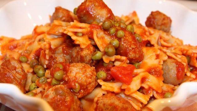 Sosisli ve Sebzeli Makarna