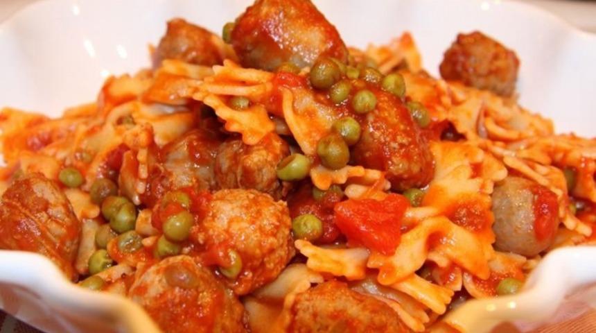 Sosisli ve Sebzeli Makarna