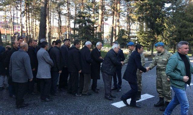 Kaymakam &Ouml;zkan Ve Muhtarlardan Komando Tugayı&rsquo;na &ldquo;başsağlığı&rdquo; Ziyaret 1