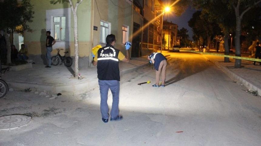 Karaman&rsquo;da Parkta Oturanların &Uuml;zerine Silahla Ateş Edildi: 2 Yaralı