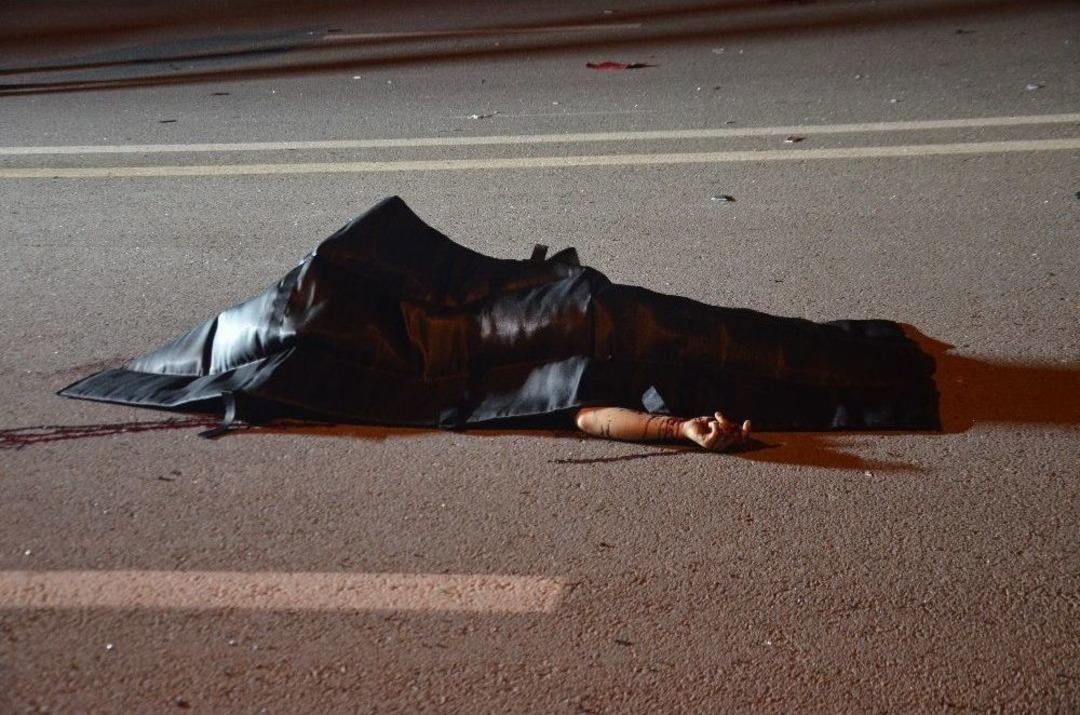 Otomobil İle Kafa Kafaya &Ccedil;arpışan Motosiklet S&uuml;r&uuml;c&uuml;s&uuml; 100 Metre Savruldu