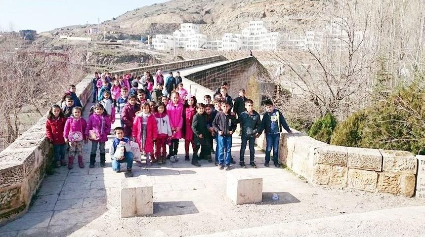 &Ouml;ğrenciler &Ccedil;ermik&rsquo;in Tarihi Yerlerini Geziyor