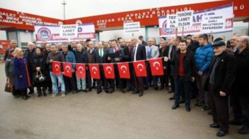 Ahid&rsquo;den 15 Temmuz Davalarının G&ouml;r&uuml;ld&uuml;ğ&uuml; Adliye &Ouml;n&uuml;nde A&ccedil;ıklama