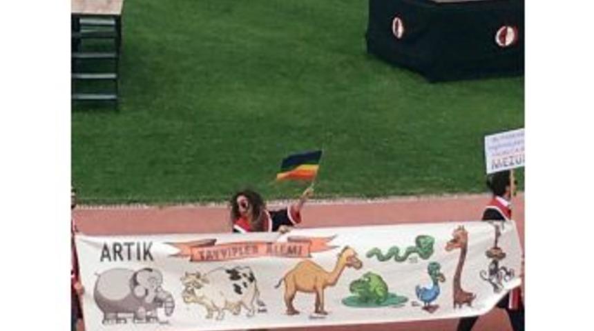 Odtü Mezuniyetinde Skandal Pankartı Taşıyanlar Gözaltında