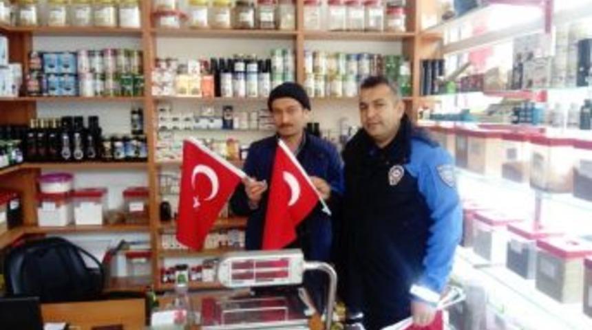 G&ouml;lbaşı Kaymakamlığı T&uuml;rk Bayrağı Dağıttı