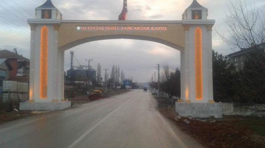 Altıntaş&rsquo;ta Şehit Sancaktar Kapısı Hizmete Sunuldu