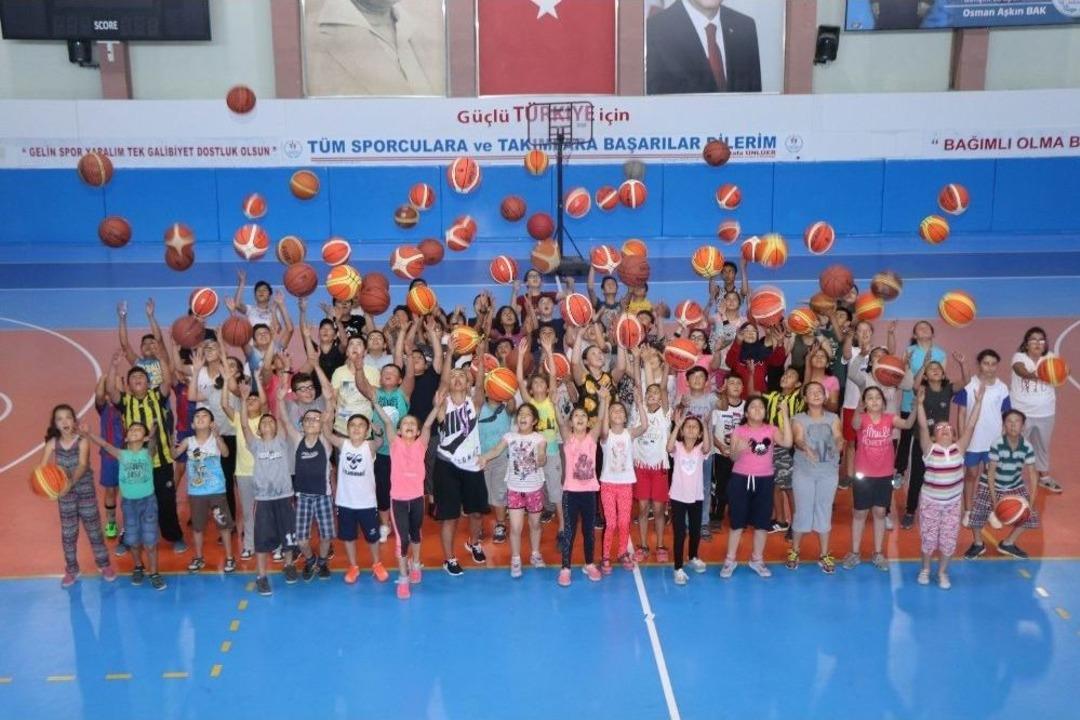 Basketbol &Ouml;ğrenmek İsteyen &Ccedil;ocuklar Basketbol Kursuna Akın Etti