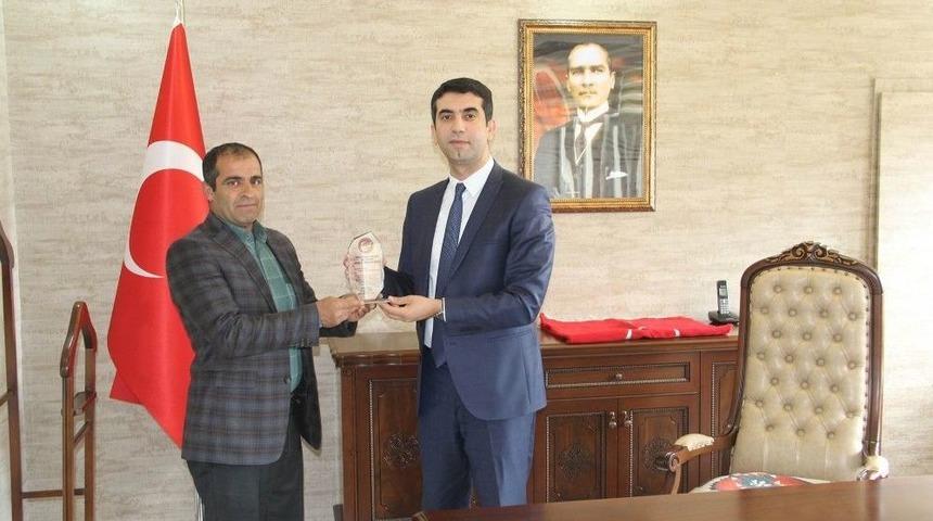 Kaymakam Kazez&rsquo;e Plaket